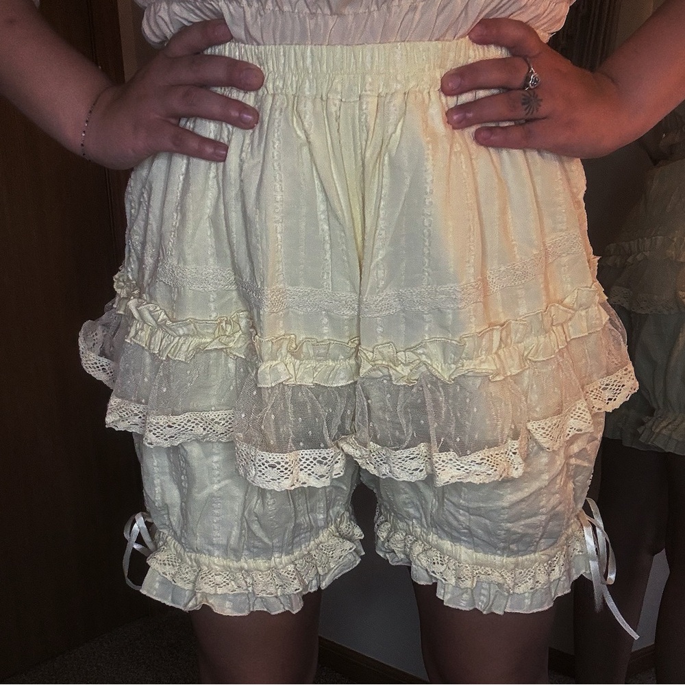 Cream Lace Ruffle Women’s Shorts